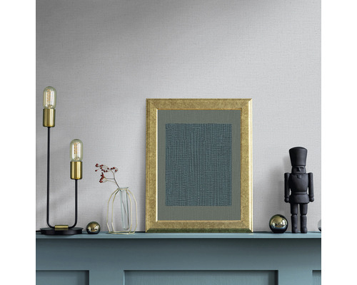 Dekoratives Arrangement auf einem Regal mit Lampe, Bild, Vase und Nussknacker