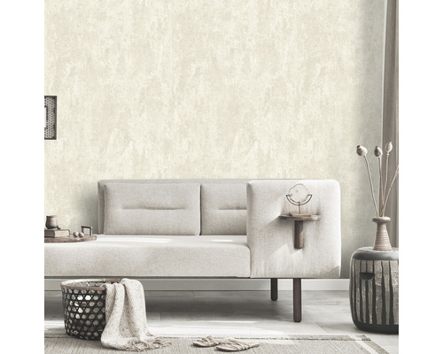 Wohnzimmer mit gemusterter Tapete, Sofa und dekorativen Elementen für ein gemütliches Ambiente.