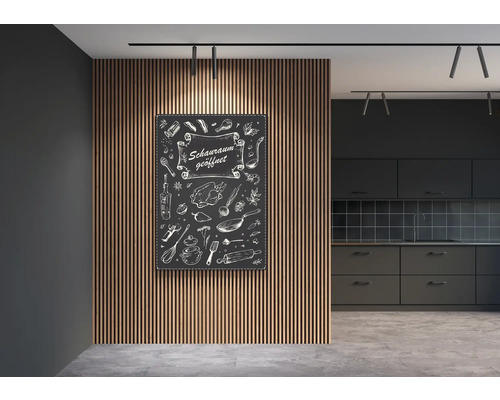 Dekoratives Küchenbild mit der Aufschrift Schauraum geöffnet an einer Holzwand in einer modernen Küche.