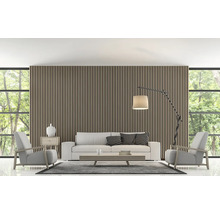 Wohnzimmer mit Holzlamellenwand, Sofa, Sesseln und Stehlampe