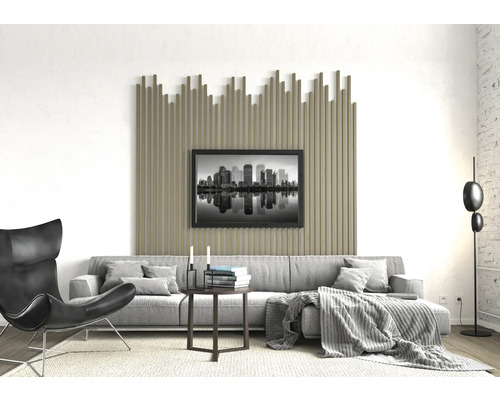 Modernes Wohnzimmer mit Sofa, Sessel, Beistelltisch, Stehlampe und Wandpaneelen