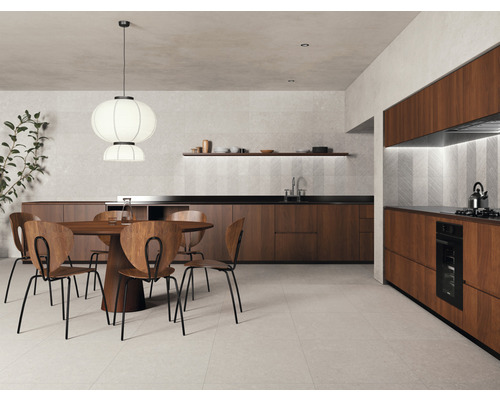 Heller Raum mit Esstisch, Stühlen und Holzküche