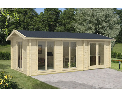 Holzgartenhaus mit Fenstern und Türen im Garten