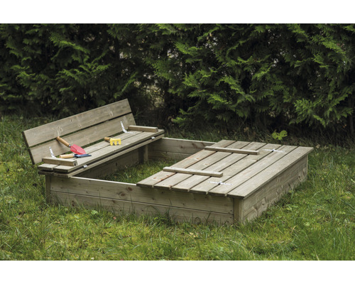 Sandkasten aus Holz mit Sitzbankfunktion im Garten