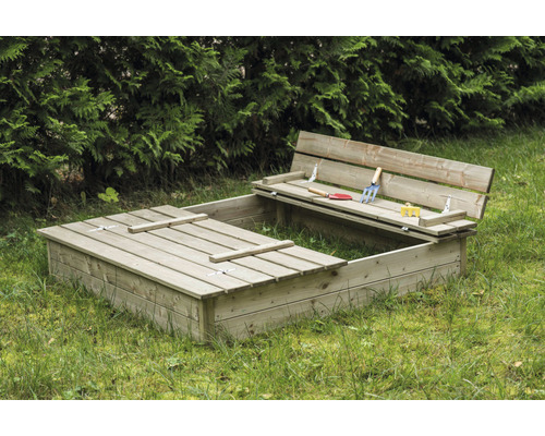Sandkasten aus Holz mit Sitzbank und Deckel im Garten