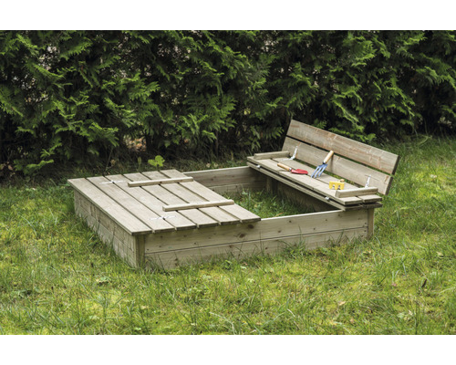 Sandkasten mit Deckel und Sitzbank im Garten.