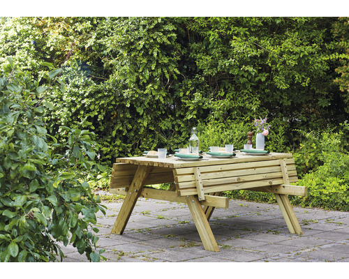Gedeckter Picknicktisch aus Holz im Garten