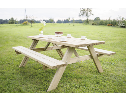 Holz-Picknicktisch mit Bänken auf einer Wiese