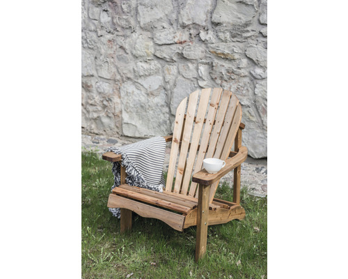 Holzfarbener Adirondack Gartenstuhl mit Decke und Tasse