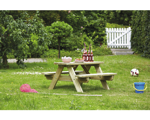 Holz-Picknicktisch im Garten mit Getränken und Snacks