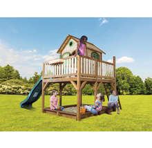 Spielplatz mit Spielhaus, Rutsche und Sandkasten für Kinder im Garten
