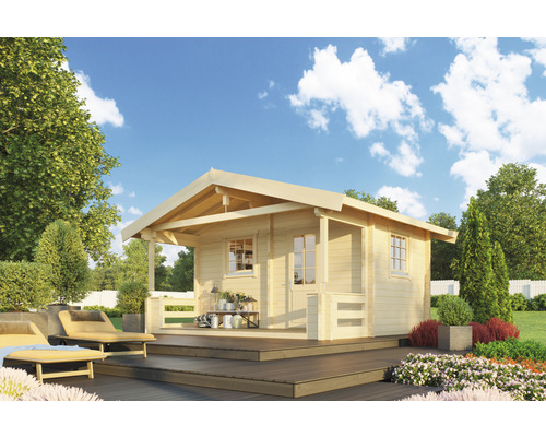 Gartenhaus Outdoor Life Tresco inkl. Fenster Fußboden Terrasse 450 x 260 cm Gartenhaus mit Veranda auf einer Holzterrasse in einem Garten.