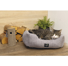 Katze liegt in einem grauen Katzenbett neben einem Kratzbaum.