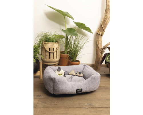 Graues Hunde- oder Katzenbett mit Spielzeugmäusen