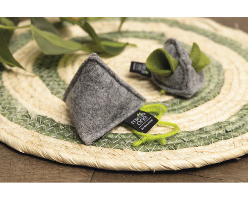 Katzenspielzeug aus Filz mit grünen Akzenten und Herstellerlogo