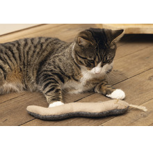 Getigerte Katze liegt auf einem Holzboden und spielt mit einem Katzenspielzeug