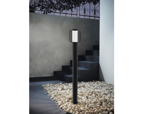 Gartenleuchte auf Kiesfläche vor Treppe