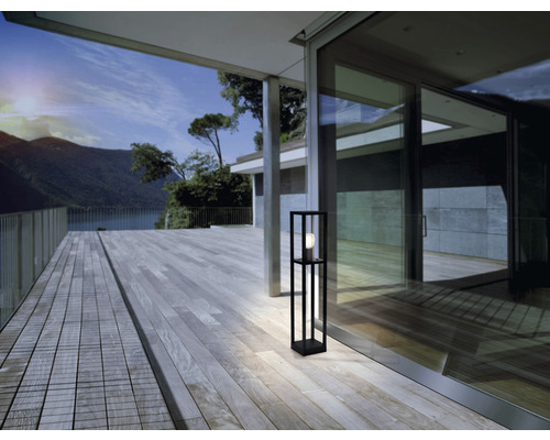 Außenansicht mit Terrasse und einer stehenden Außenleuchte.