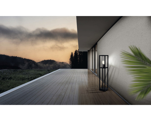 Außenbereich mit Holzterrasse und dekorativer Außenleuchte