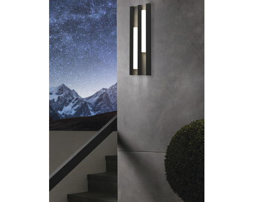 Wandleuchte mit integrierten Leuchtmitteln an einer Hauswand