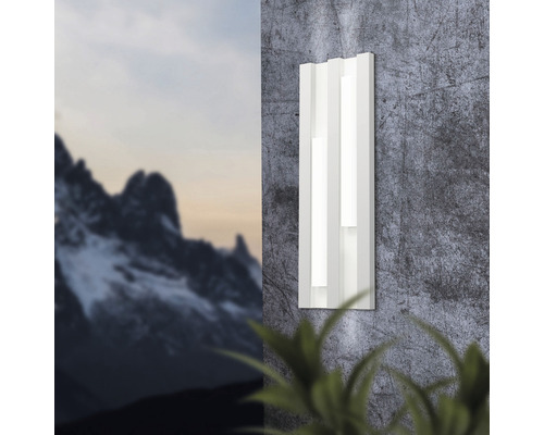 Rechteckige LED Wandleuchte an einer grauen Wand.