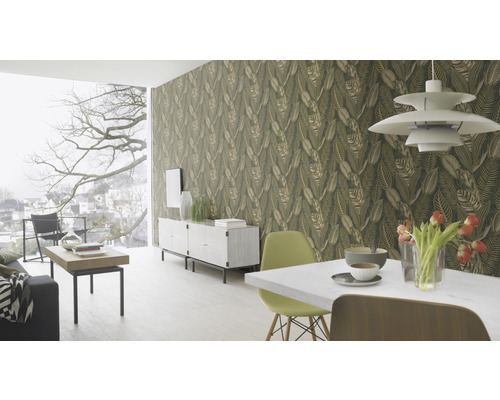 Wohnzimmer mit Blättertapete, Esstisch, Sideboard und großem Fenster