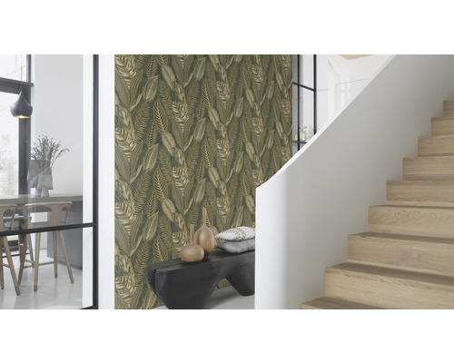 Flur mit Blattmuster-Tapete, Treppe und Sitzbank