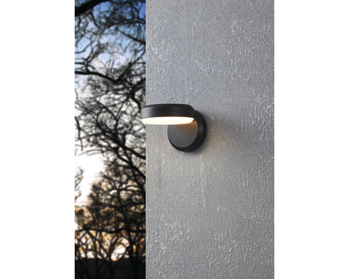 Wandleuchte zur Außenbeleuchtung an einer Wand montiert