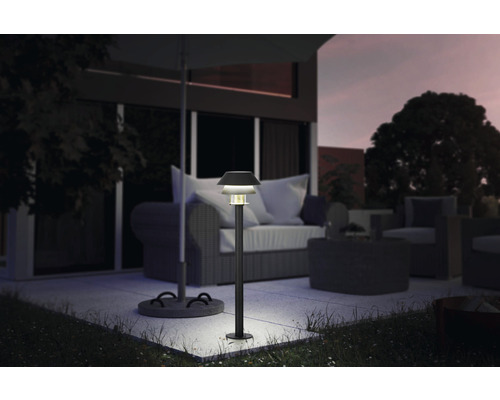 Dekorative Gartenleuchte beleuchtet Terrasse