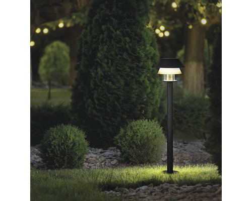 Garten mit einer modernen Wegeleuchte für den Außenbereich.