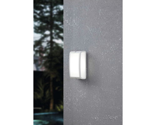 Weiße Wandleuchte an einer Wand