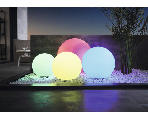 Dekorative Gartenbeleuchtung mit bunten Kugel Lampen