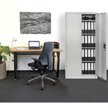 Büro mit Schreibtisch, Bürostuhl und geöffnetem Aktenschrank mit Ordnern
