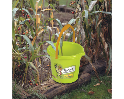 Garteneimer aus Kunststoff mit Tragegriff im Garten