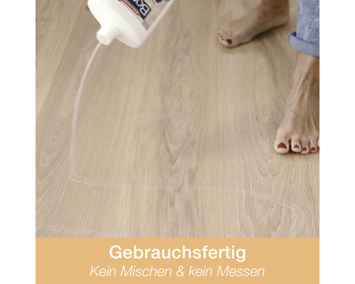 Bodenreiniger wird auf einen Holzboden gegossen