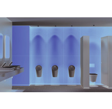 Öffentliche Toilette mit Waschbecken, Urinalen und Toilettenkabinen
