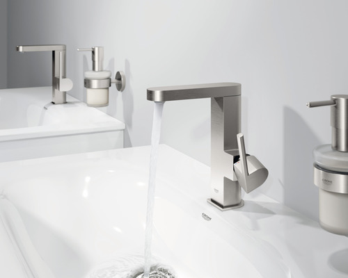 Zwei Waschbecken mit Armaturen und Seifenspendern in einem hellen Badezimmer.
