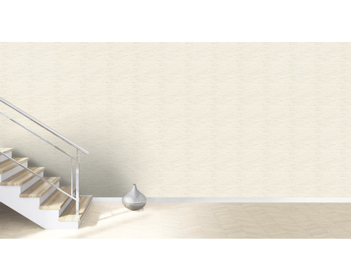 Heller Raum mit Treppe, silberfarbener Vase und beiger Tapete.