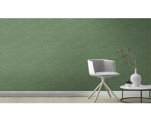 Dekoratives Zimmer mit gemusterter Tapete, Stuhl und Beistelltisch