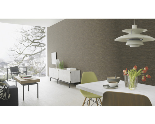 Heller Wohnraum mit Dekor Tapete, Esstisch und Sofa