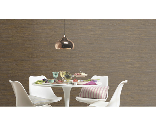 Esszimmer mit Wandfliesen in Holzoptik, Esstisch, Stühlen und Pendelleuchte