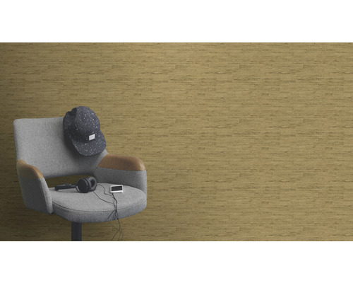 Wandgestaltung mit Korktapete, einladende Atmosphäre mit Stuhl, Kappe, Kopfhörer und Musikplayer