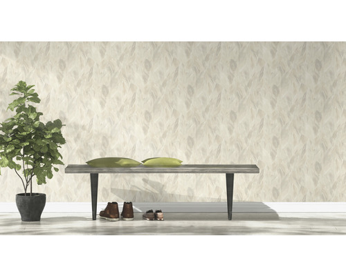 Heller Raum mit gemusterter Tapete, Bank, Schuhen und Zimmerpflanze.