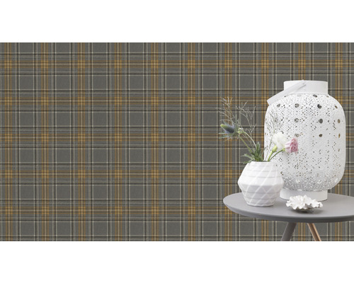 Dekoratives Stillleben mit karierter Tapete im Hintergrund