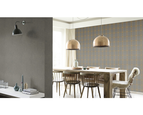 Esszimmer mit karierter Tapete, Holztisch und Pendelleuchten
