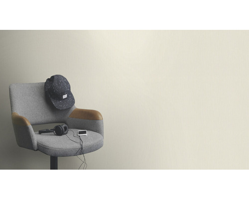 Grauer Stuhl mit Accessoires vor einer Wand