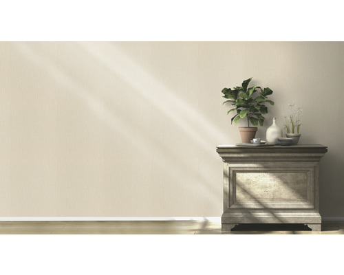 Wandgestaltung mit Blumentisch und Topfpflanzen für ein helles, organisiertes Ambiente.