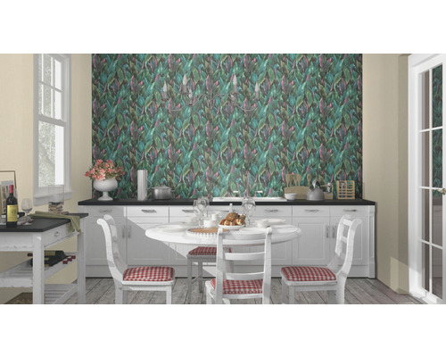Küche mit Esstisch, Stühlen und Blattmuster-Tapete