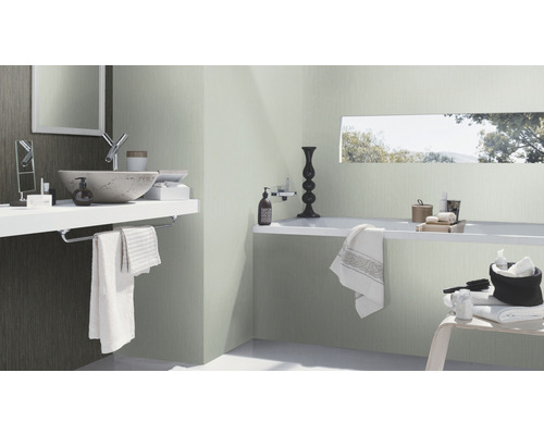 Helles Badezimmer mit Waschtisch, Spiegel und Badewanne für ein sauberes und modernes Ambiente.