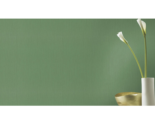 Grüne Vliestapete mit feiner Textur und floraler Dekoration